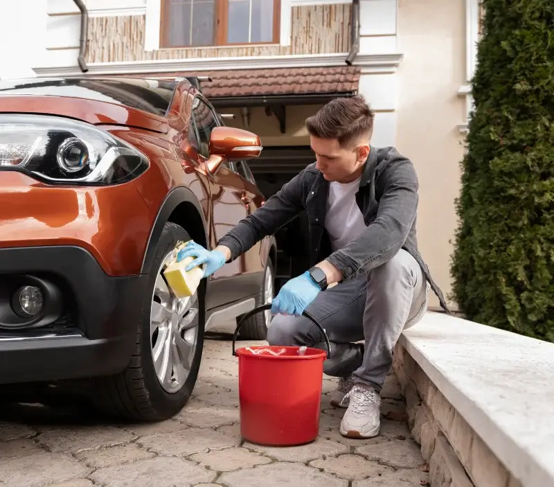 Lavage auto à domicile Saint-Pierre-le-Chastel : professionnel intervenant sur un véhicule